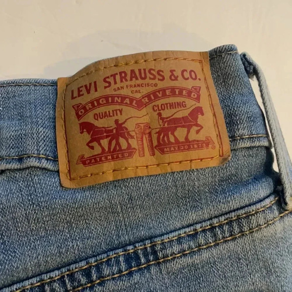 Levi’s mid length jean shorts Cuffed Light to medium wash Women’s size 30 - Picture 5 of 12